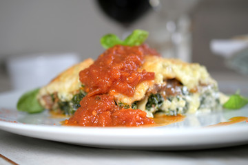 Lasagna con salsa de tomate y albahaca