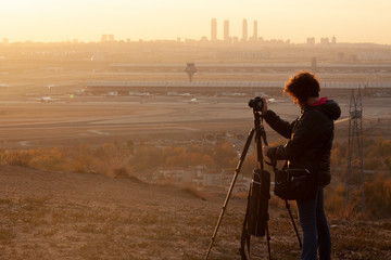 Fotografos fotografiando un atardecer. Situacion real de grupo de fotografos haciendo fotos a un paisaje del skyline de una ciudad europea, Madrid