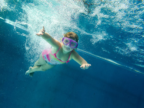 Kleine mutige Pooltaucherin