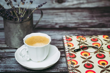 Tasse de café en porcelaine blanche bloc notes et stylo, travailler le matin