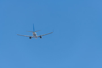 Fototapeta na wymiar 青空を滑空する旅客機