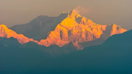 Photo sur Plexiglas Kangchenjunga Une vue sur le Kangchenjunga vêtu de neige, également orthographié Kanchenjunga, est la troisième plus haute montagne du monde. Il se situe entre le Népal et le Sikkim, en Inde,