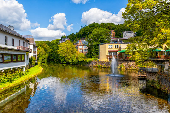 Zwei Eifelschwestern: Olef und Urft beim Zusammenfluss in Gem&uuml;nd