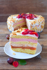 Biskuittorte mit Pflaumen