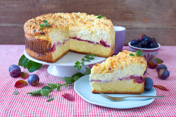 Käsekuchen mit Mohn und Pflaumen