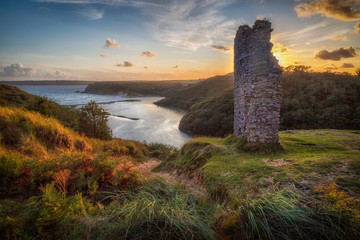 Evening and high tide at the remains of Pennard castle on the Gower peninsula, overlooking Three Cliffs Bay, Swansea, South Wales, UK © leighton collins