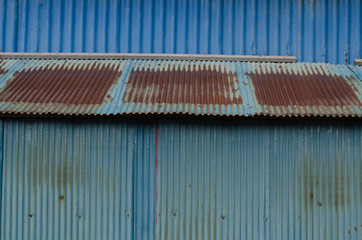 青いトタンの壁