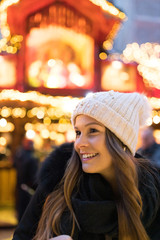 Junge Frau auf dem Weihnachtsmarkt