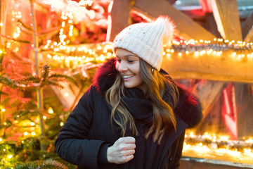 Junge Frau auf dem Weihnachtsmarkt