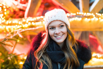 Junge Frau auf dem Weihnachtsmarkt