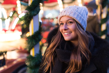 Junge Frau auf dem Weihnachtsmarkt