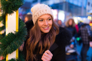 Junge Frau auf dem Weihnachtsmarkt