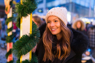 Junge Frau auf dem Weihnachtsmarkt