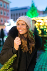 Junge Frau auf dem Weihnachtsmarkt