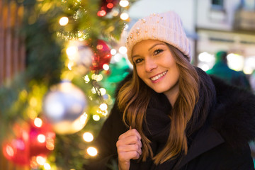 Junge Frau auf dem Weihnachtsmarkt