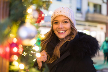Junge Frau auf dem Weihnachtsmarkt
