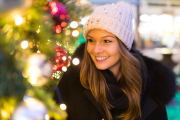 Junge Frau auf dem Weihnachtsmarkt