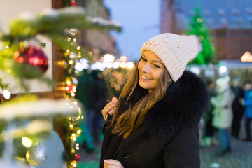 Junge Frau auf dem Weihnachtsmarkt