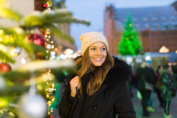 Junge Frau auf dem Weihnachtsmarkt
