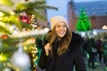 Junge Frau auf dem Weihnachtsmarkt