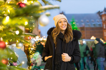 Junge Frau auf dem Weihnachtsmarkt
