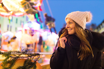 Junge Frau auf dem Weihnachtsmarkt