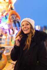 Junge Frau auf dem Weihnachtsmarkt