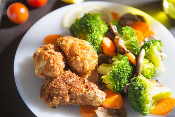 Grilled fIllet of chicken garnished with broccoli, carrots and mushrooms