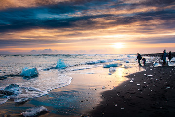 Beautiful sunset on Diamond beach in Iceland - obrazy, fototapety, plakaty