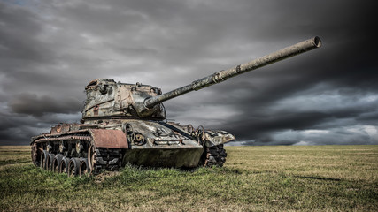 Alter Panzer aus dem ersten oder zweiten Weltkrieg