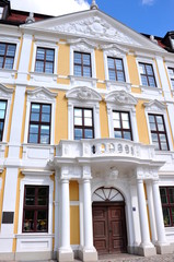Fototapeta na wymiar Giebel und weißer Balkon an der Landtagsfassade am Domplatz 7