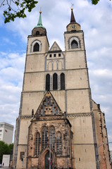 Fototapeta na wymiar Romanische St. Johannis Kirche vor strahlend blauem Himmel