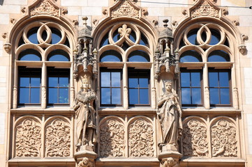 Fototapeta na wymiar Historische Fassade des Justizzentums mit Skulpturen