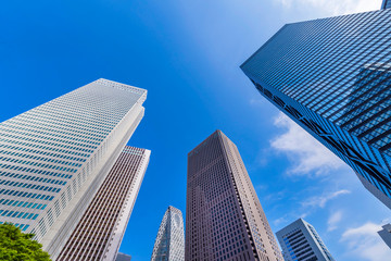 青空と新宿の高層ビルディング