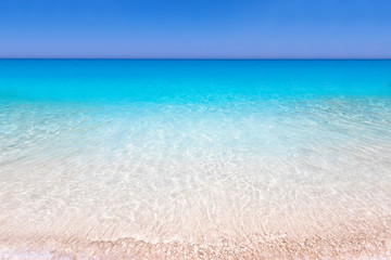 Fototapeta na wymiar Das türkisblaue Meer der Ionischen Inseln in Griechenland als Hintergrund