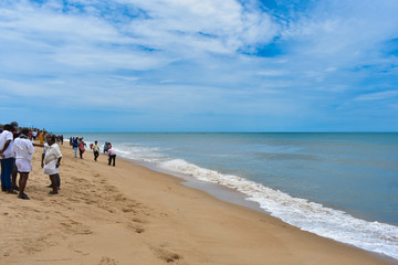people enjoyning at mahabalipuram beach in summer in tamil nadu india