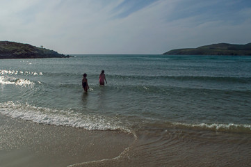 Niñas bañándose en la playa de Lires / Girls bathing on the Lires beach. A Coruña. Galicia