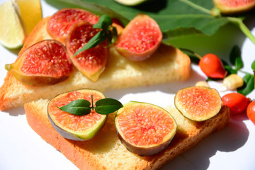 Fototapeta na wymiar sandwiches with red caviar and lemon