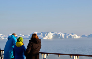 Touristen auf Kruezfahrtschiff, Diskobucht, Grönland