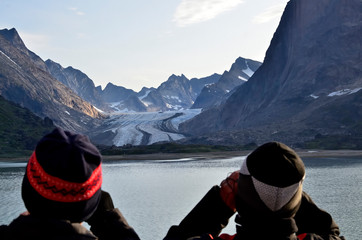 Touristen auf Kreuzfahrtschiff im Prins Christian Sund, Grönland