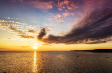 Obraz premium Red and violet sunset on beach