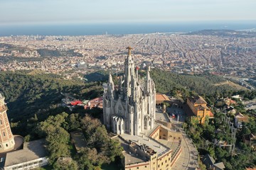 Fototapeta premium Tibidabo, Barcelona, Espagne, Parc d'attraction, Eglise, Christ vue par Drone