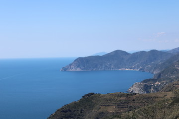 Golfo marino con promontorio e colline