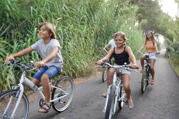 Obraz premium Happy family on vacation riding bikes