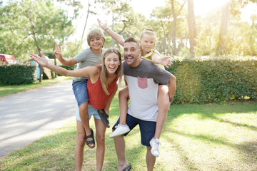 Fototapeta premium Szczęśliwa rodzina na wakacjach