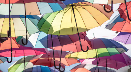 Fundo colorido com guarda-chuvas