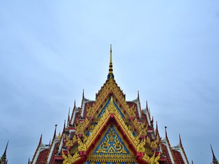 Fototapeta premium Front shot on the Thai temple roof with cloudy sky background