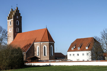 Kirche mit Pfarrhaus