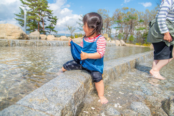 水遊びをする子供