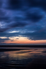 Mar, praia e nuvens ao amanhecer. Litoral de São Paulo, Brasil